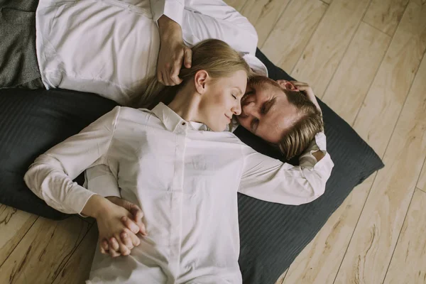 Pasangan Muda Tercinta Berbaring Dan Berciuman Lantai Rumah — Stok Foto