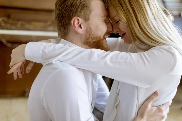 Glückliches Und Liebevolles Junges Paar Küsst Sich Während Auf Dem — Stockfoto