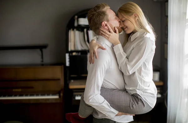 Feliz Cariñosa Pareja Joven Besándose Habitación —  Fotos de Stock