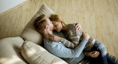 Sevgi dolu iki odasında kanepede uzanmış Üstten Görünüm