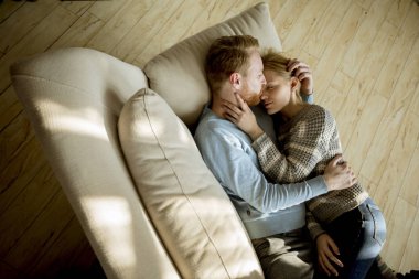 Sevgi dolu iki odasında kanepede uzanmış Üstten Görünüm