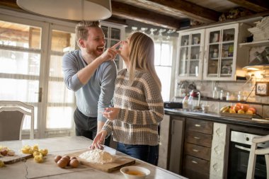 Sevgi dolu çift rustik mutfakta makarna hazırlama