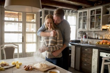 Sevgi dolu çift rustik mutfakta makarna hazırlama