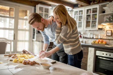 Sevgi dolu çift rustik mutfakta makarna hazırlama