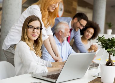 Grup işadamları ve birlikte modern ofisinde çalışan iş kadınları