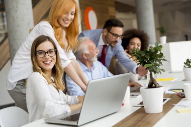 Grup işadamları ve birlikte modern ofisinde çalışan iş kadınları