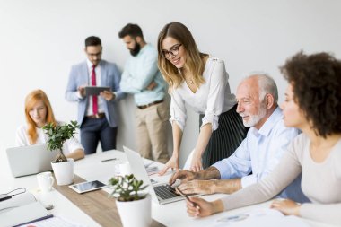 Ofis personel toplantısı sırasında Grup Genç çok ırklı iş adamları masa etrafında görüntülemek
