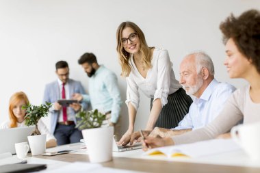 Ofis personel toplantısı sırasında Grup Genç çok ırklı iş adamları masa etrafında görüntülemek