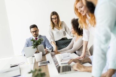 Ofis personel toplantısı sırasında Grup Genç çok ırklı iş adamları masa etrafında görüntülemek