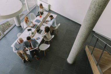 Ofiste çalışan iş adamları, üstten görünüm