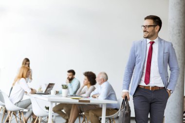 Diğer iş adamları toplantısı sırasında bürosundan çıkarken yakışıklı işadamı
