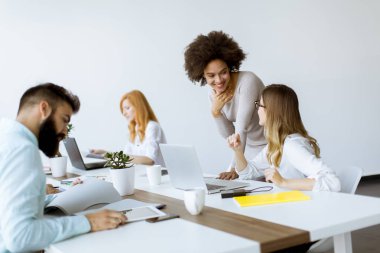 Belgeleri tartışmak ve modern ofisinde çalışan başarılı iş adamları
