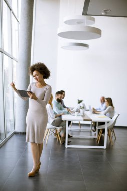 Tipik iş günü çok ırklı grup birlikte çalışan iş adamları ile modern bir şirkette.