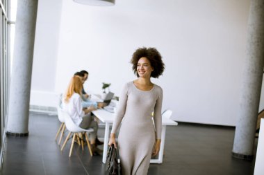 Bir strateji tartışmak ve birlikte bürosundan çıkarken işkadını iken ofiste çalışan iş adamları, görüntüleme