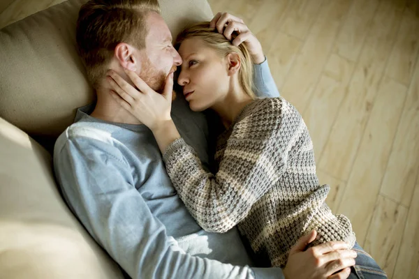 Sevgi dolu iki odasında kanepede uzanmış Üstten Görünüm