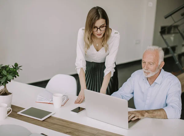 Senior Busineeman Jonge Busineswoman Samen Werken Moderne Kantoren — Stockfoto