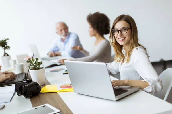 Ver Gente Negocios Discutir Una Estrategia Trabajar Juntos Oficina — Foto de Stock