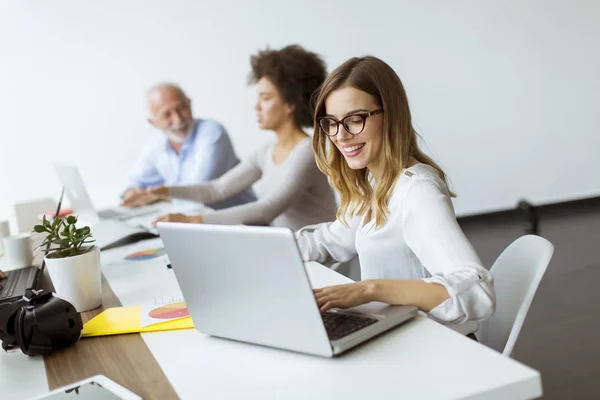 Ver Gente Negocios Discutir Una Estrategia Trabajar Juntos Oficina — Foto de Stock