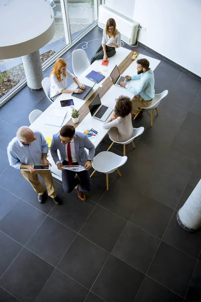 Bovenaanzicht Mensen Uit Het Bedrijfsleven Werken Kantoor — Stockfoto