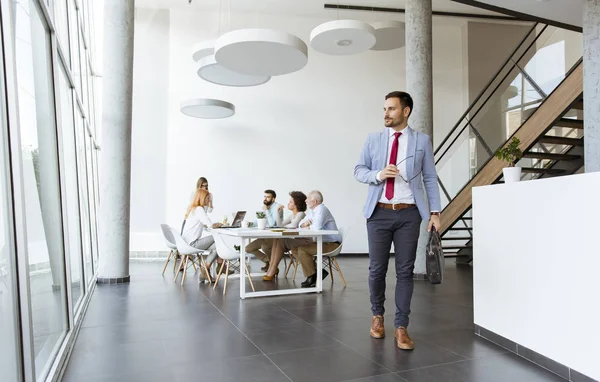 Hombre Negocios Guapo Dejando Cargo Mientras Otros Empresarios Reúnen — Foto de Stock