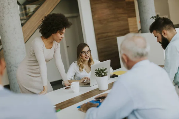 Uomini Affari Successo Discutono Documenti Lavorano Ufficio Moderno — Foto Stock