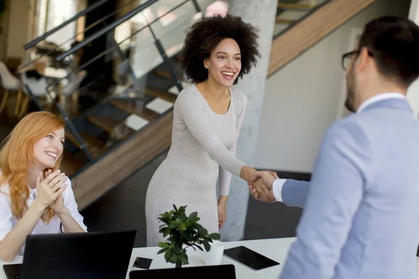 Jóvenes Empresarios Estrechando Mano Oficina Terminar Una Reunión Exitosa — Foto de Stock