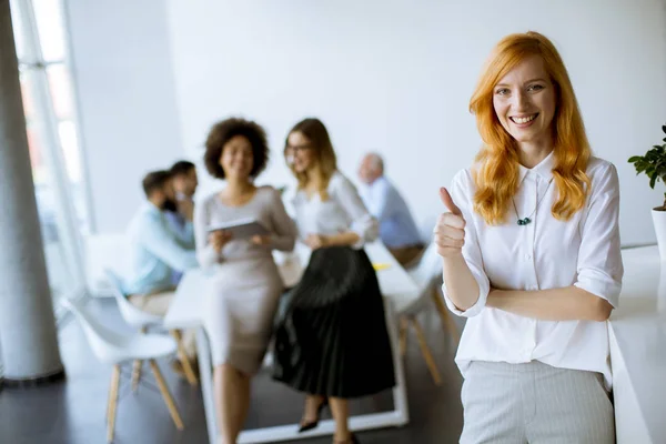 Gente Negocios Exitosa Discutiendo Documentos Trabajando Oficinas Modernas — Foto de Stock