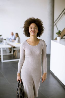 Bir strateji tartışmak ve birlikte bürosundan çıkarken işkadını iken ofiste çalışan iş adamları, görüntüleme