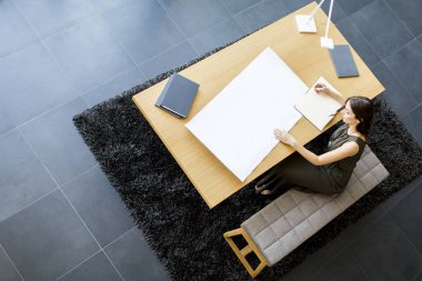 Bir projede çalışan genç kadın mimar, görüntüleme