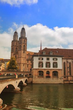 Zürih, İsviçre - 18 Mayıs 2018: Zürih Grossmunster kilisede kimliği belirsiz kişilerce. Romanesk tarzı Protestan Kilise yaklaşık 1220 açılışını o.