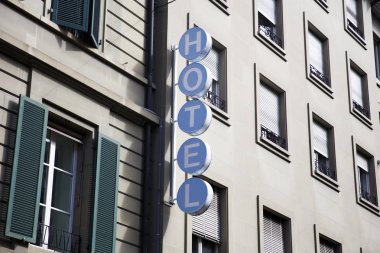 Bina tabelada mavi yuvarlak otel