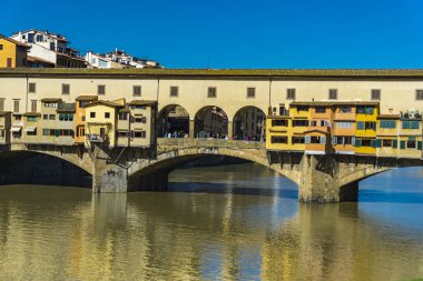 Ponte Vecchio bridgeon nehir Arno Floransa, İtalya