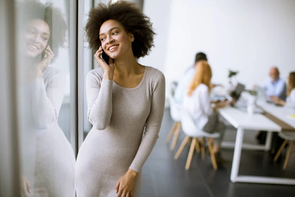 Portrait Young African American Businesswoman Using Mobile Phone — Stock Photo, Image