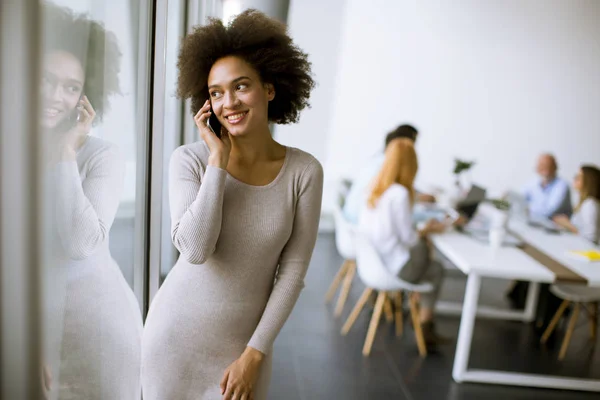 Retrato Una Joven Mujer Negocios Afroamericana Usando Teléfono Móvil —  Fotos de Stock