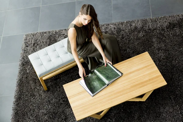 Mulher Bonita Quarto Moderno Com Livro — Fotografia de Stock