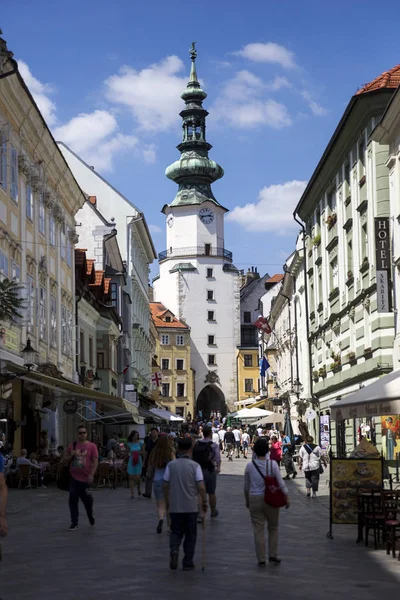 Bratislava Slovensko Června 2017 Neidentifikovaní Lidé Bratislavské Ulici Bratislava Hlavním — Stock fotografie