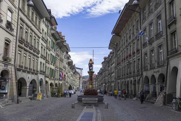 瑞士伯尔尼 2018年9月23日 在瑞士伯尔尼的扎林格喷泉查看 喷泉是汉斯 希尔特布兰德于1535创造的 — 图库照片