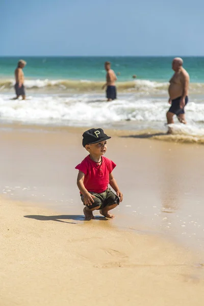 斯里兰卡米里萨 2014年1月24日 斯里兰卡 Mirissa 海滩的身份不明男孩 在11月至3月的几个月里 米里萨海滩正迅速成为热门的冲浪者场所 — 图库照片
