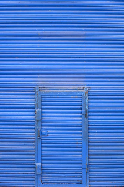 水色の壁にブルーの金属製のドアの詳細 — ストック写真