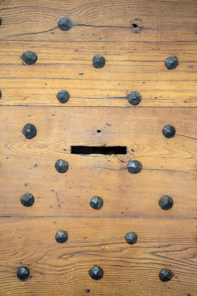 Деталь Почтового Ящика Старинной Деревянной Двери — стоковое фото