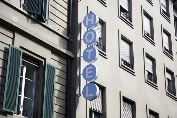 建物に青い丸いホテル サイン — ストック写真