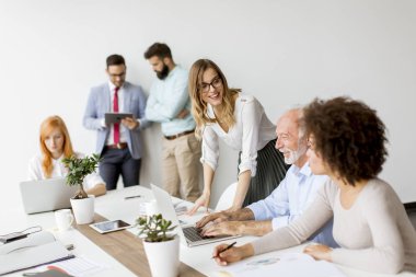 Ofis personel toplantısı sırasında Grup Genç çok ırklı iş adamları masa etrafında görüntülemek