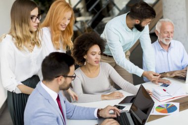 Ofis personel toplantısı sırasında Grup Genç çok ırklı iş adamları masa etrafında görüntülemek