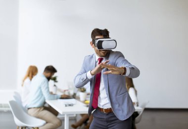 Ekip VR kullanarak seminer oluşturma sırasında egzersiz ekip eğitim yapma işadamı ofiste gözlük