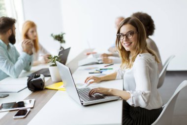 Bir strateji tartışmak ve birlikte çalışma office iş adamları, görüntüleme