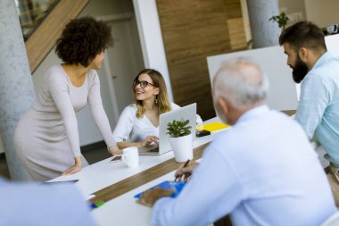 Belgeleri tartışmak ve modern ofisinde çalışan başarılı iş adamları