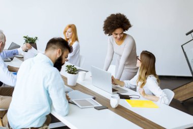 Belgeleri tartışmak ve modern ofisinde çalışan başarılı iş adamları