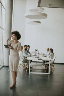 Tipik iş günü çok ırklı grup birlikte çalışan iş adamları ile modern bir şirkette.