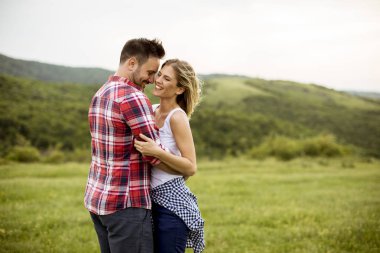 Bahar doğa eğlenmek coulpe kucaklayan seven genç