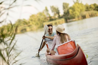 Sevgi dolu çift yaz gününde sakin Gölde kürek